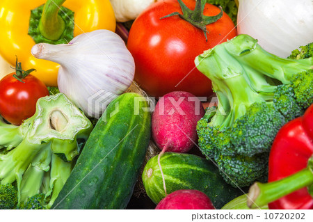Group of fresh vegetables isolated on a white background 10720202