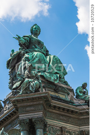 Monument of the famous monarch Maria Theresia of Habsburg(Vienna 10720529
