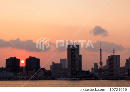 在東京市中心的夕陽 10721056