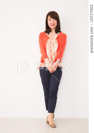 Portrait middle women 10727003