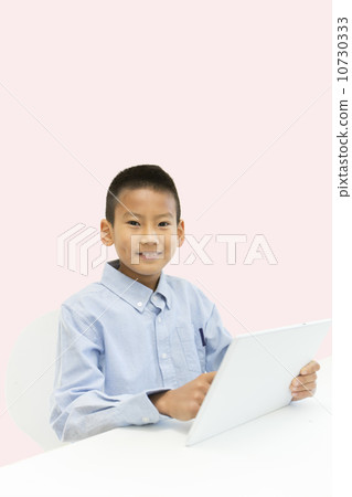 A boy using a tablet PC 10730333