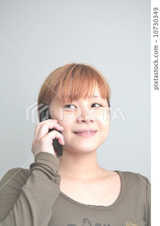 二十多歲的女性攜帶手機 10730349