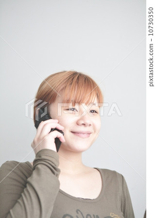 一名女子攜帶一部手機 一名女子攜帶一部手機 10730350