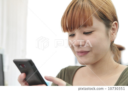 看手機的女性 10730351