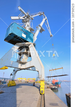 crane and steel plate in harbor 10730523