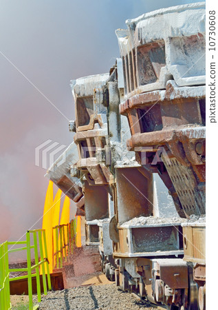 The molten slag is poured from a cup 10730608