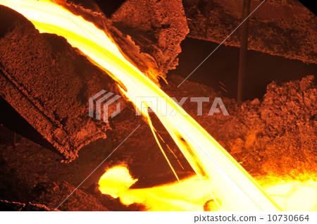 Pouring of liquid metal 10730664