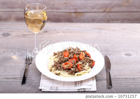 White wine and spaghetti with meat White wine and spaghetti with meat 10731257