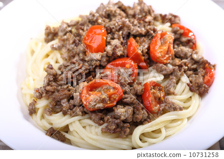 Spaghetti with chopped meat Spaghetti with chopped meat 10731258