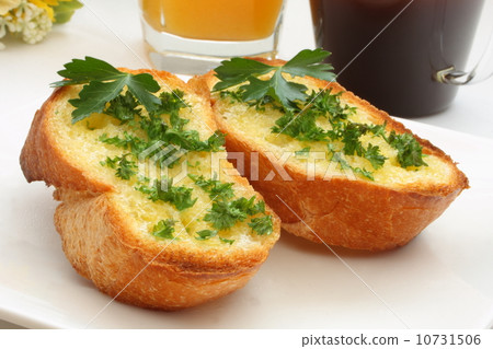 平底鍋法國麵包大蒜多士早餐早餐白色背景 平底鍋法國麵包大蒜多士早餐早餐白色背景 10731506