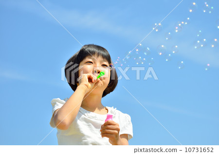 Girl playing soap bubble (blue sky) Girl playing soap bubble (blue sky) 10731652