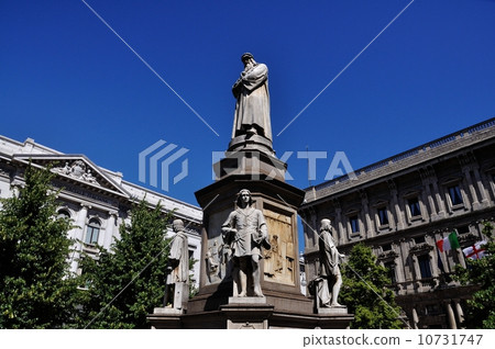 Leonardo da Vinci statue of Scala square Leonardo da Vinci statue of Scala square 10731747