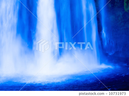 Waterfall that shines white Waterfall that shines white 10731973
