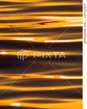 溫柔的金色光芒在湖面上傳播 10732003