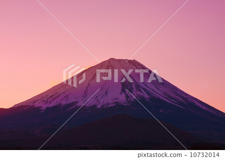The sky that dyed red and Mt. Fuji 10732014