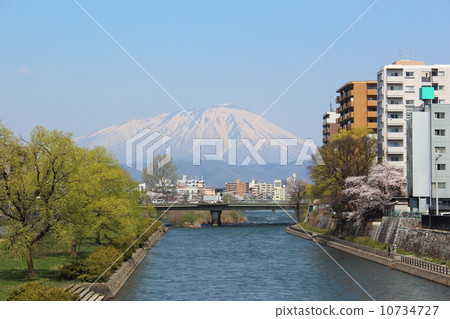 從盛岡市的朝日橋看到的春天北上河和岩手山 從盛岡市的朝日橋看到的春天北上河和岩手山 10734727