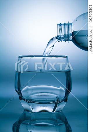 pouring water 10735361
