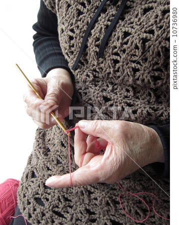 A woman wearing knitting in hand-knitted clothes (senior) 10736980