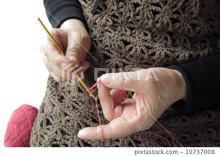 A woman wearing knitting in hand-knitted clothes (senior) 10737008
