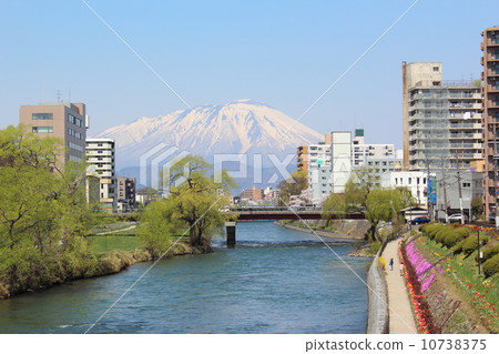 從盛岡市的文庫橋看到的春天北上河和岩手山先生 10738375