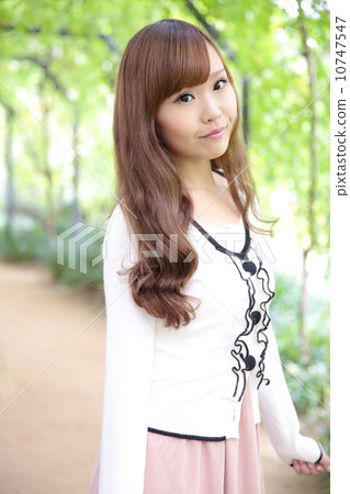 Young lady's hair style Young lady's hair style 10747547