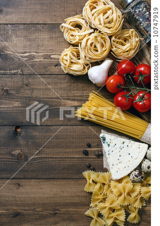 Overhead view of ingredients for an Italian pasta recipe 10747919