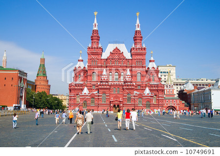 Tourists walking on Red Square in Moscow, Russia 10749691