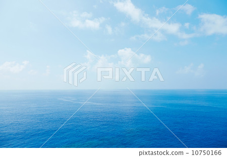 Blue sky and sea of Okinawa 10750166