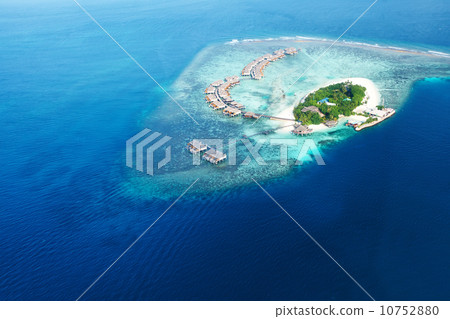 Atolls and islands in Maldives from aerial view 10752880