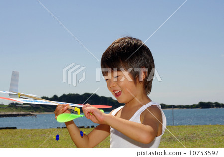 飛行在海岸的孩子一架式樣飛機 10753592