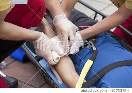 Hand bandaging 10753754