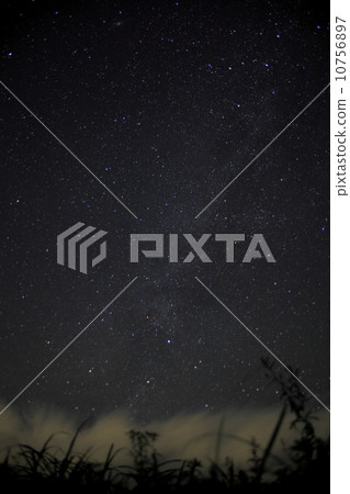 滿天星斗的天空,當它抬頭 滿天星斗的天空,當它抬頭 10756897