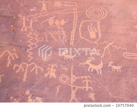 Prehistoric rock painting 10757040