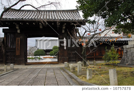 Scenic view of the main gate of Zenkaku-ji Temple in Kyoto 10757878