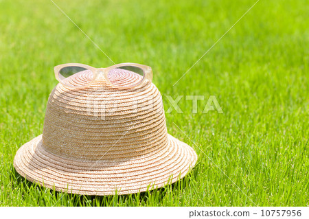 草帽和太陽鏡 10757956