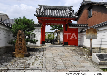 京都Rokumichi Kinderoji主要門的風景看法 京都Rokumichi Kinderoji主要門的風景看法 10758023