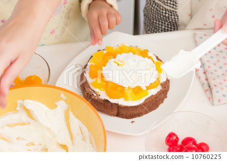 Cake making 10760225