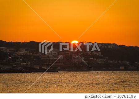 在朝陽下閃耀的鎌倉七幡住宅區 10761199