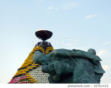 Flower tower and parent and child in the storm 10761433