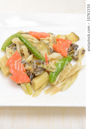 Stir-fry the delicious Sazae and Hosodake's Oyster 10761550