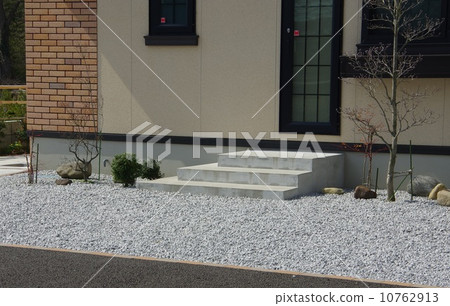 Permanent cobblestone paving stone in the backyard Permanent cobblestone paving stone in the backyard 10762913