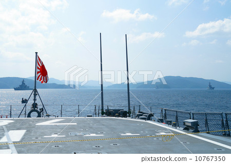 Aegis船Ashigara船尾向日葵旗子和海上自衛隊船 10767350