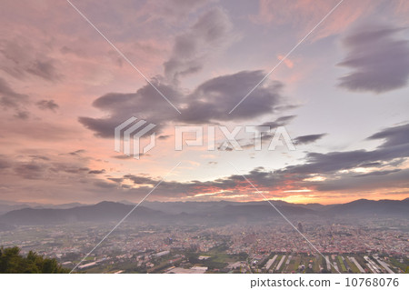 Dramatic sunset 10768076