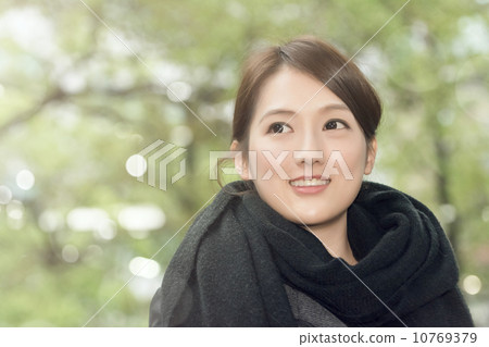 Attractive young woman 10769379