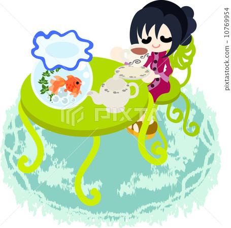 一個女人用綠色的桌子上放一個魚缸放在上面。 10769954