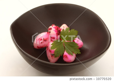 Oyako醃菜筷子斷裂日本食物白色背景 10770320