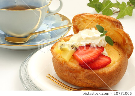 Purple cream confectionary tea tea time White background 10771006