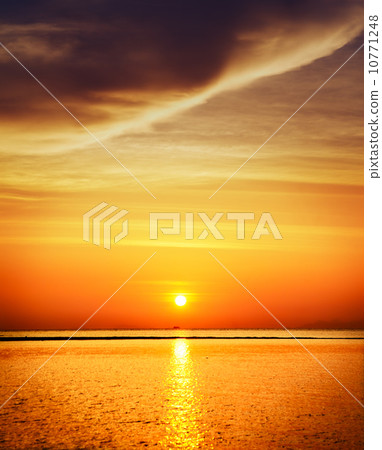 Beautiful Sunset Over Sea 10771248