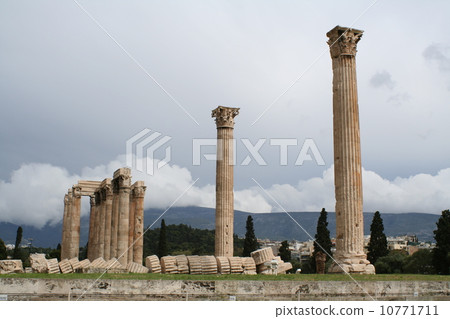 The remains of the temple of Zeus in Athens 10771711