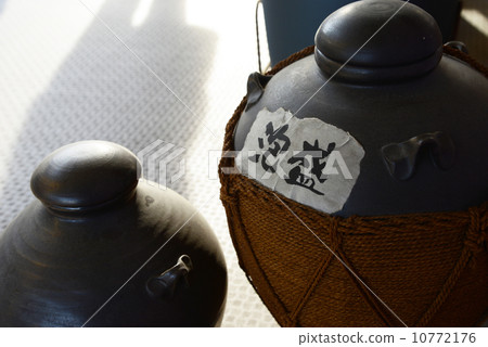 Awamori pot 10772176